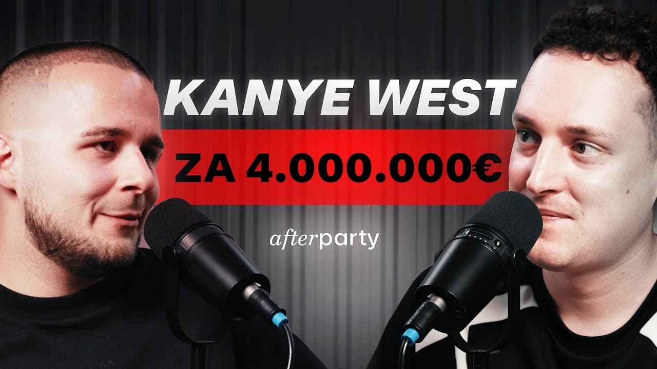 Dva moderátoři erem sedí naproti sobě u mikrofonů při natáčení afterparty.