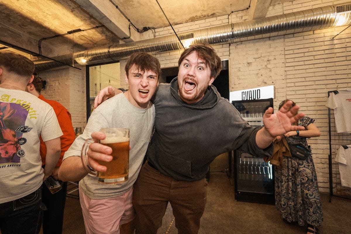 Marty a Jakub s pivem CVAUD při prvním čepování v Polepšovně